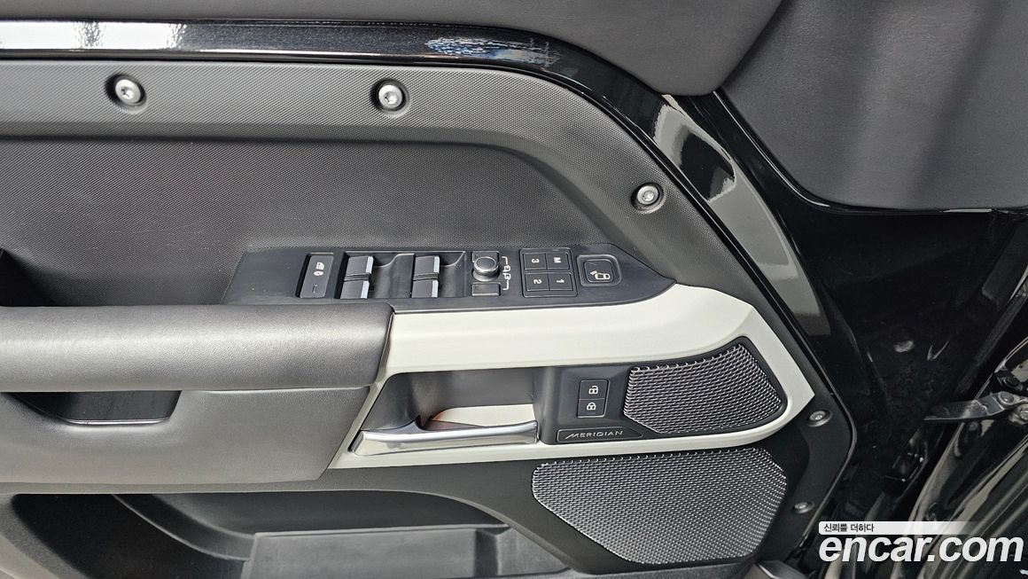 Land Rover Defender 2023