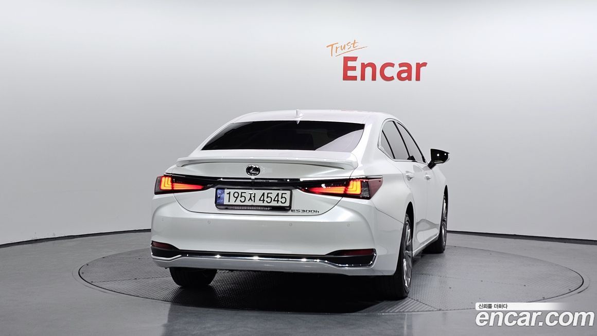 Lexus ES 2025