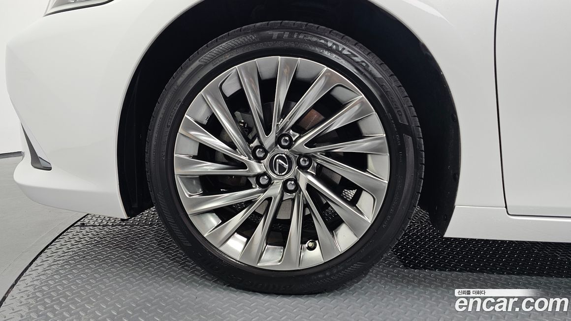 Lexus ES 2025
