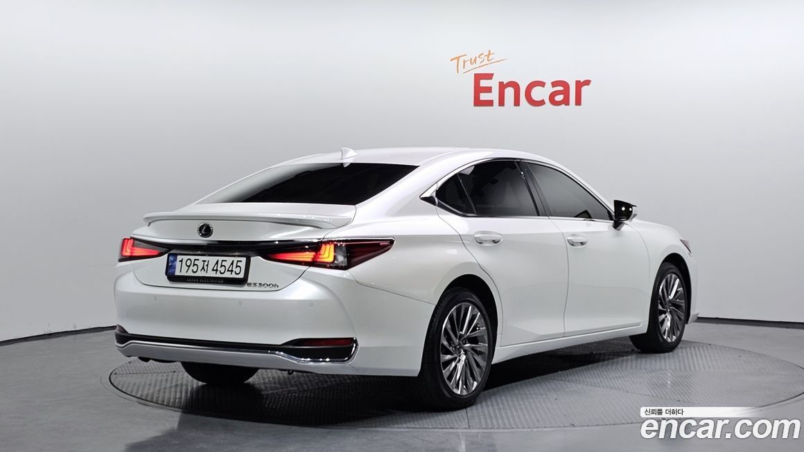 Lexus ES 2025