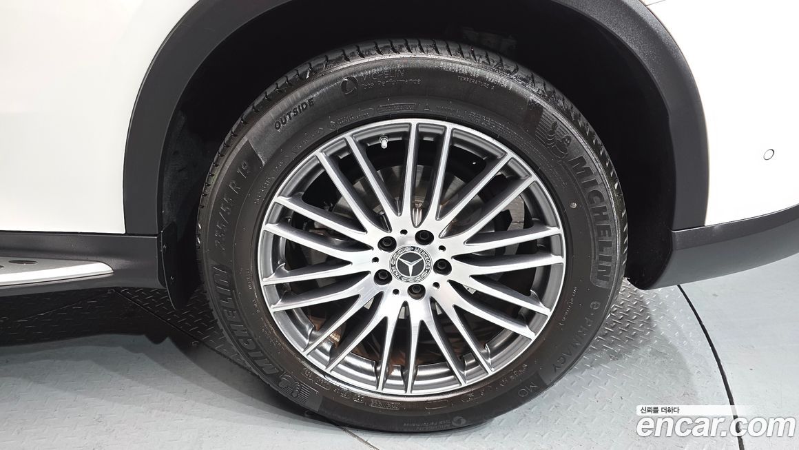 Mercedes-Benz GLC-Class 2025