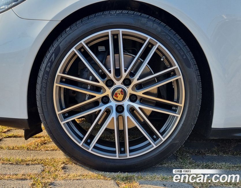 Porsche Panamera 2021