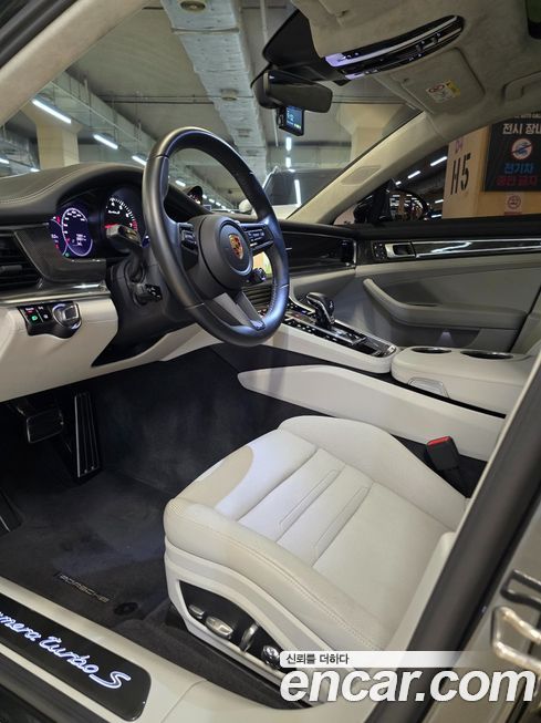 Porsche Panamera 2021