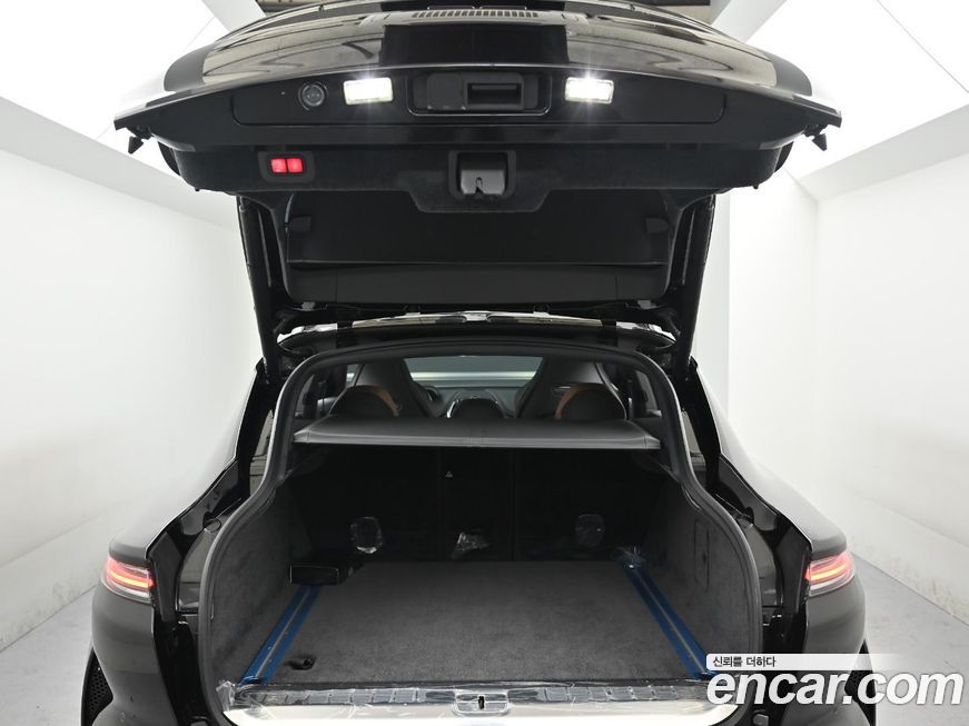 Astonmartin DBX 2023