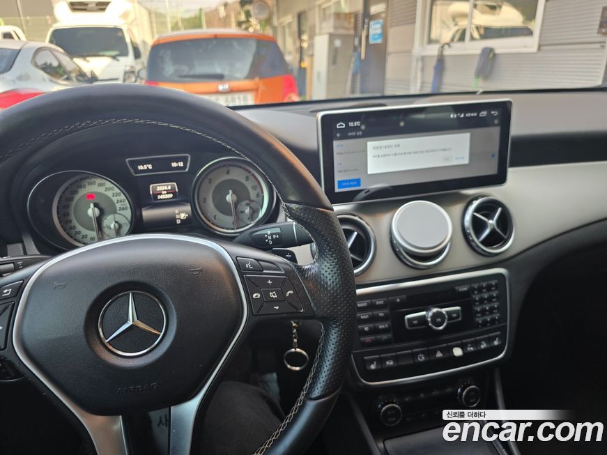 Mercedes-Benz GLA-Class 2015