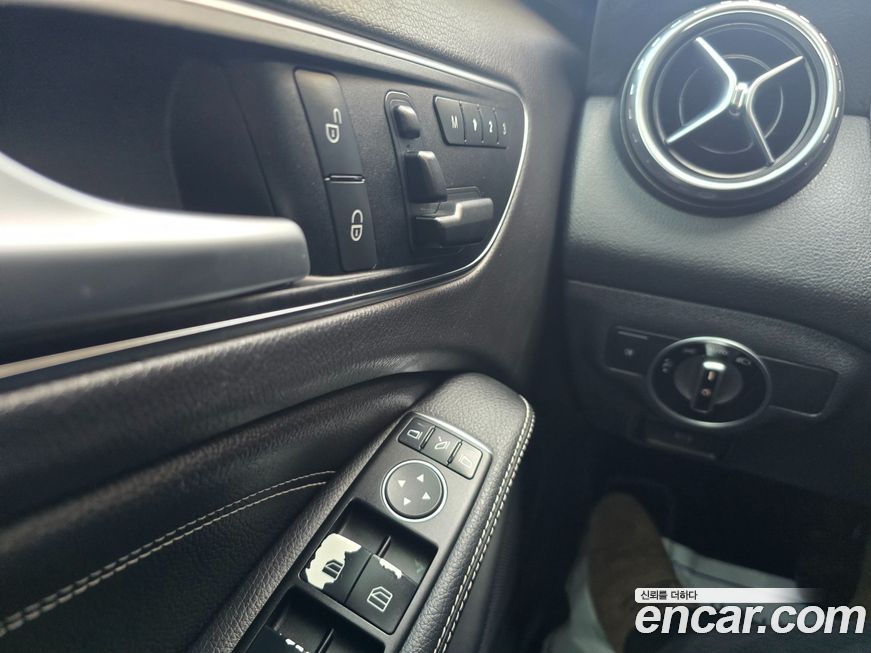 Mercedes-Benz GLA-Class 2015