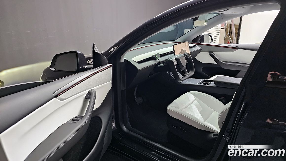 Tesla Model Y 2025