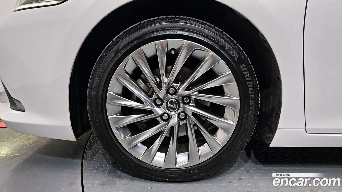 Lexus ES 2020