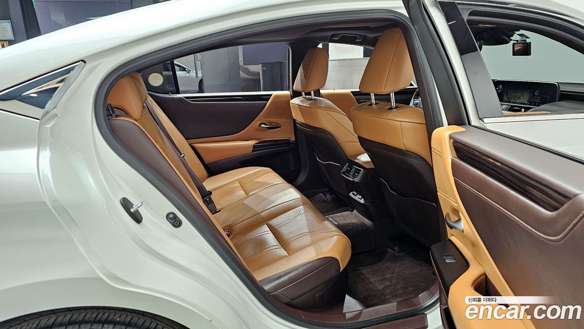 Lexus ES 2020