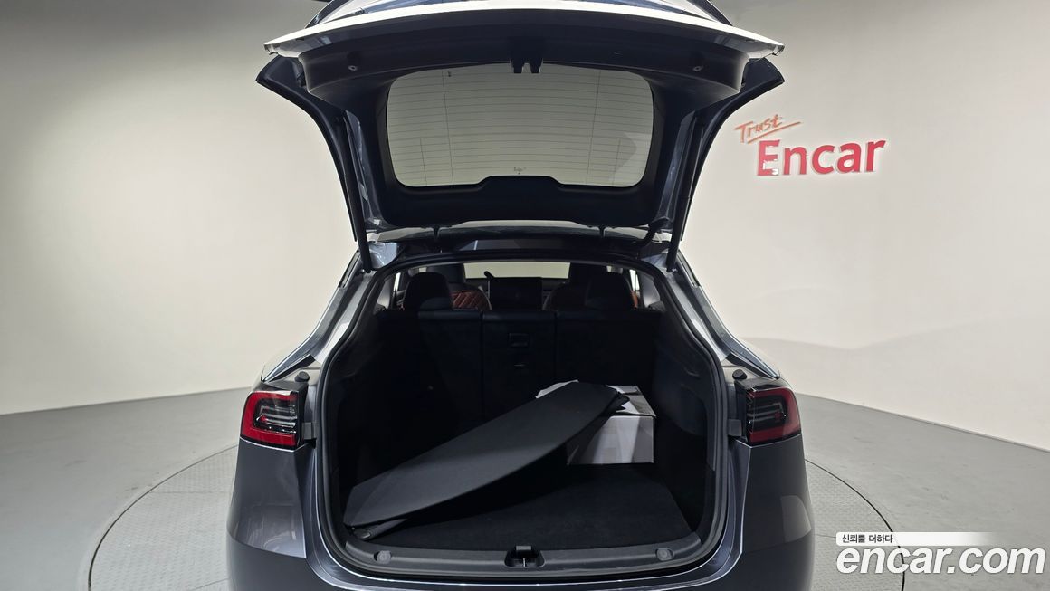 Tesla Model Y 2025