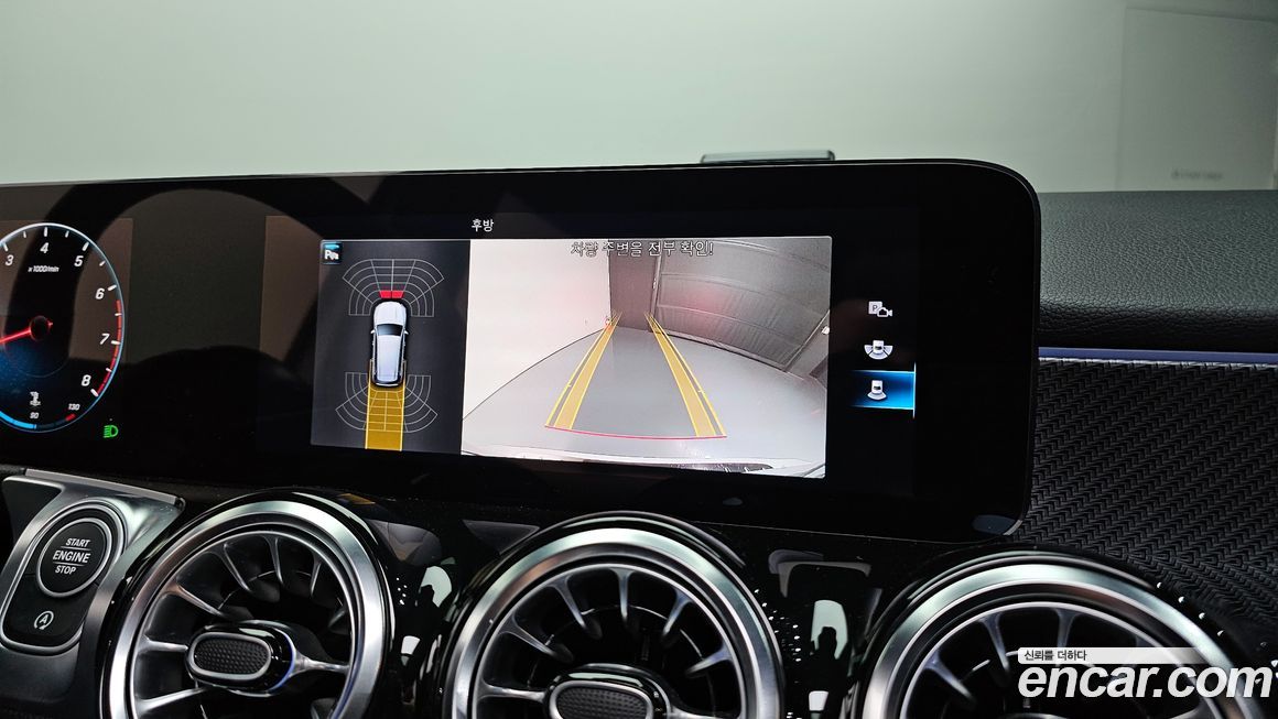 Mercedes-Benz GLB-Class 2023