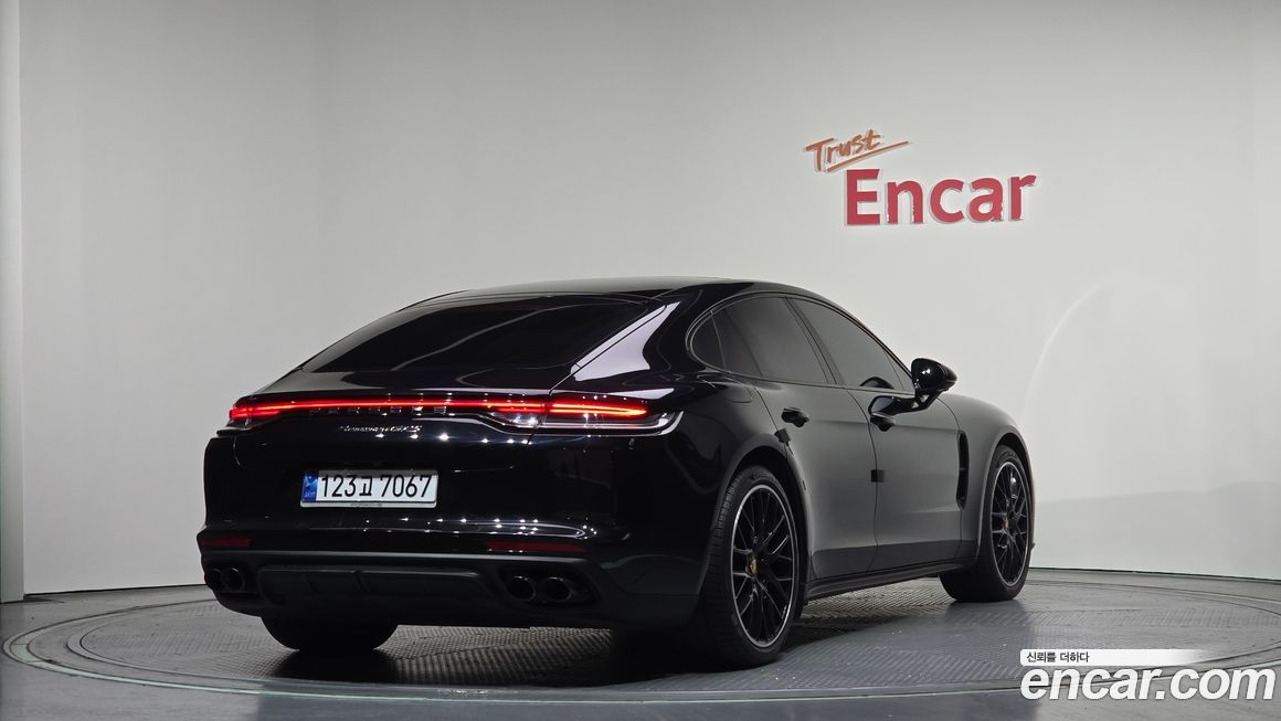 Porsche Panamera 2021