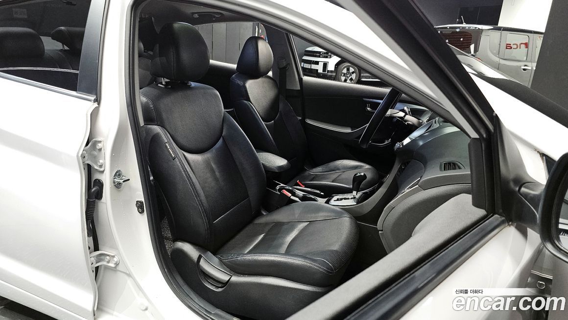 Hyundai AVANTE 2012