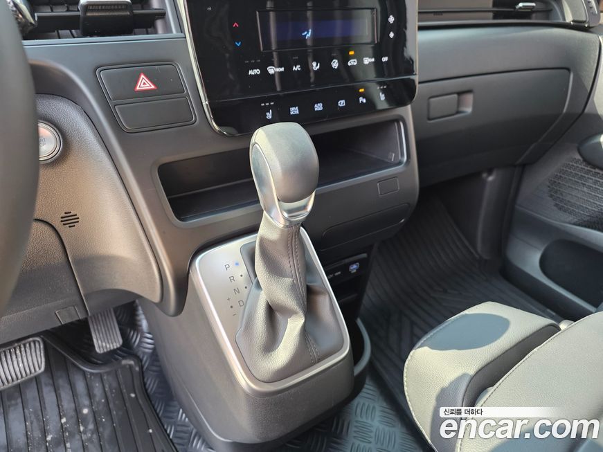 Hyundai Staria 2025