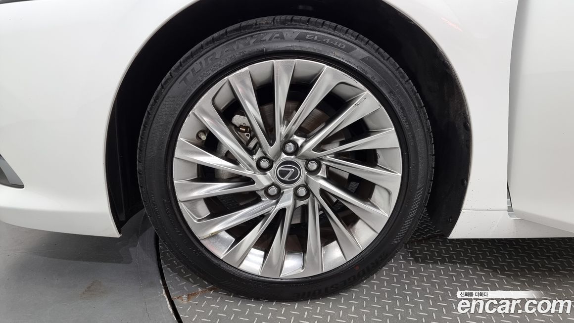 Lexus ES 2025