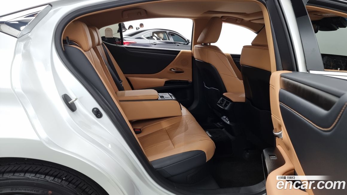Lexus ES 2025