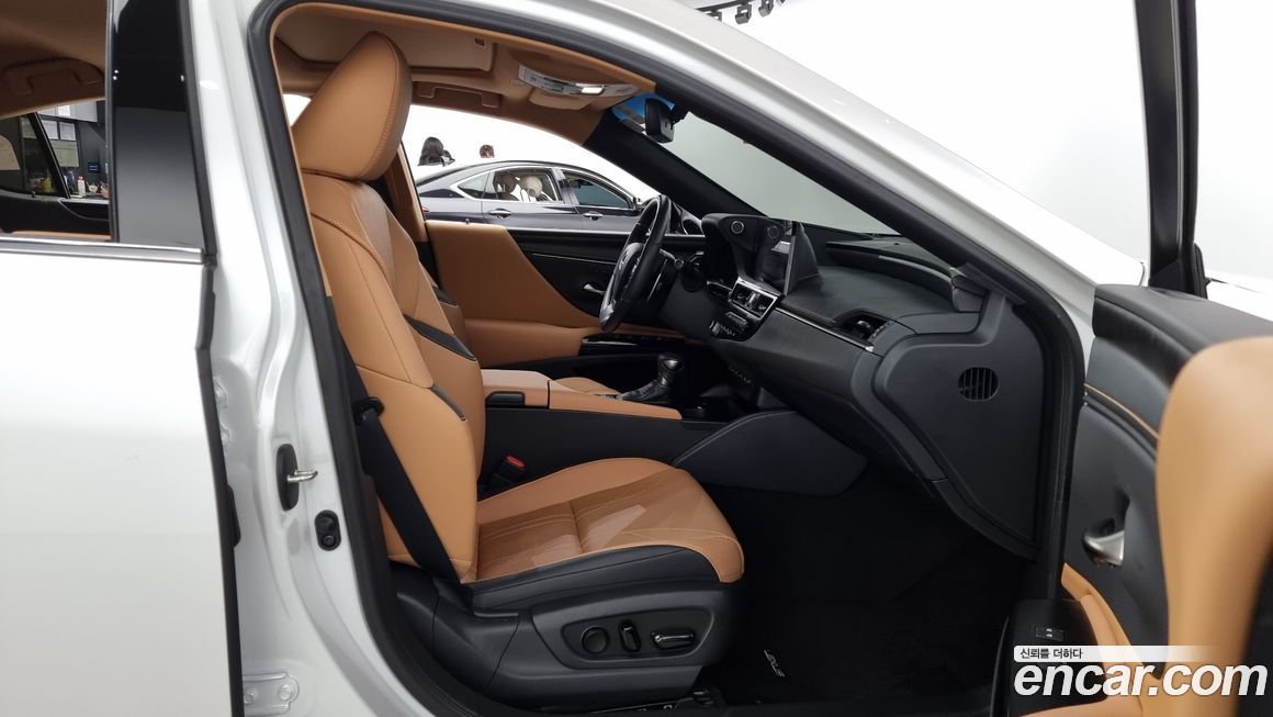 Lexus ES 2025