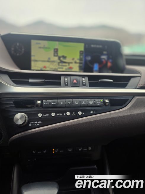 Lexus ES 2021