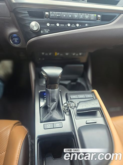 Lexus ES 2021