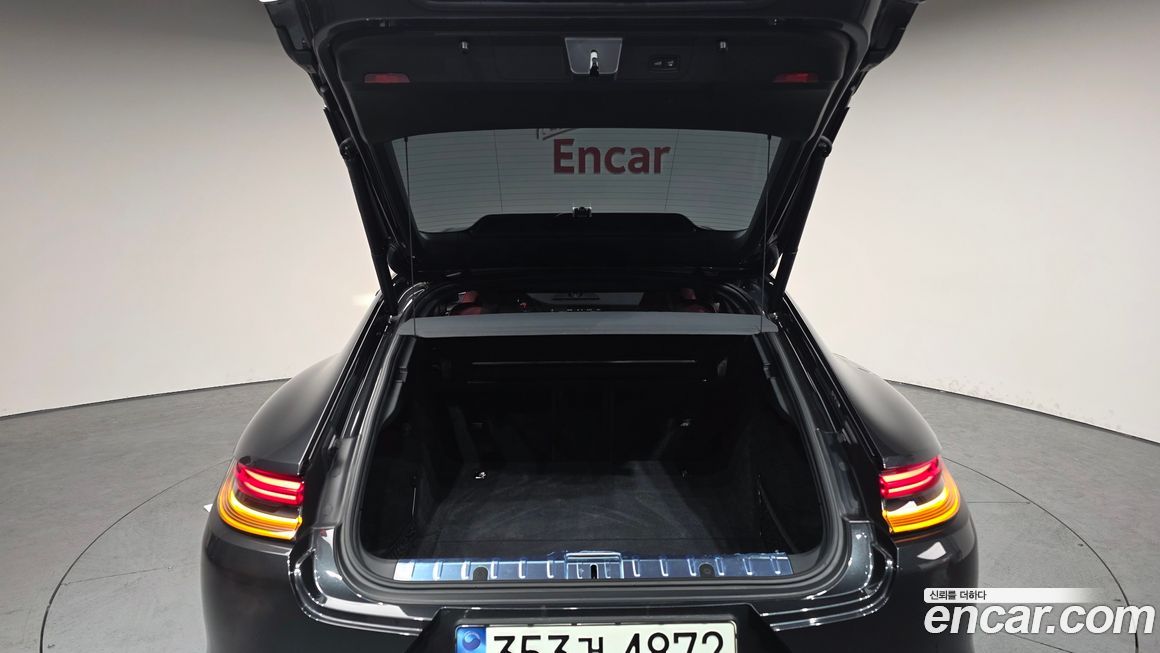 Porsche Panamera 2021