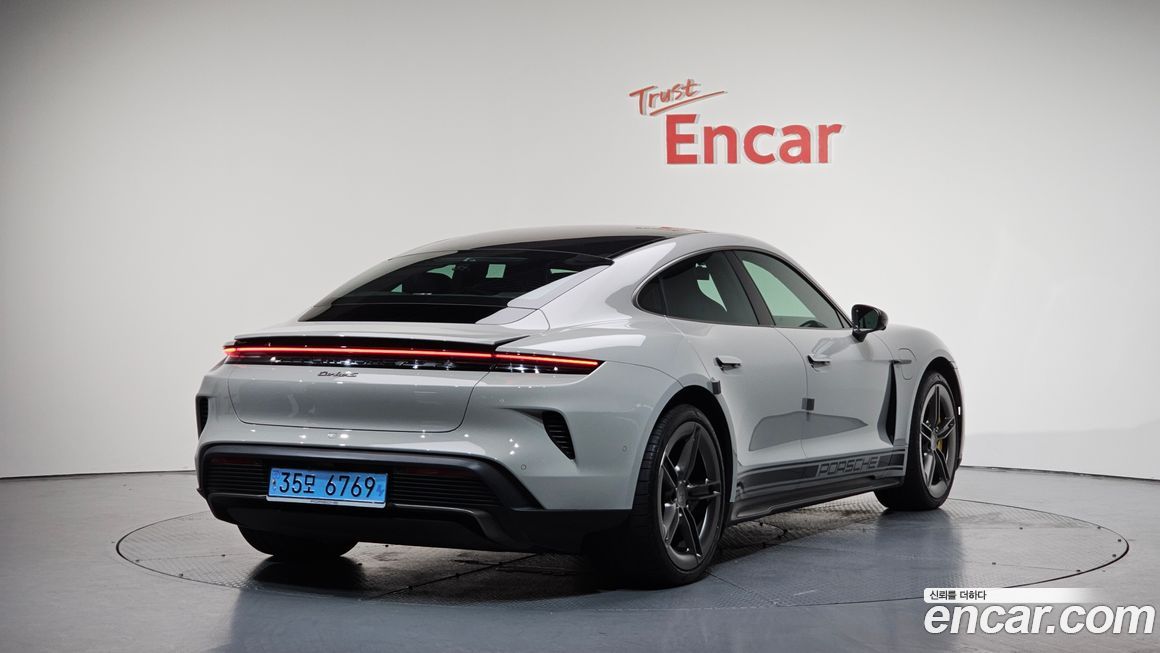Porsche Taycan 2025