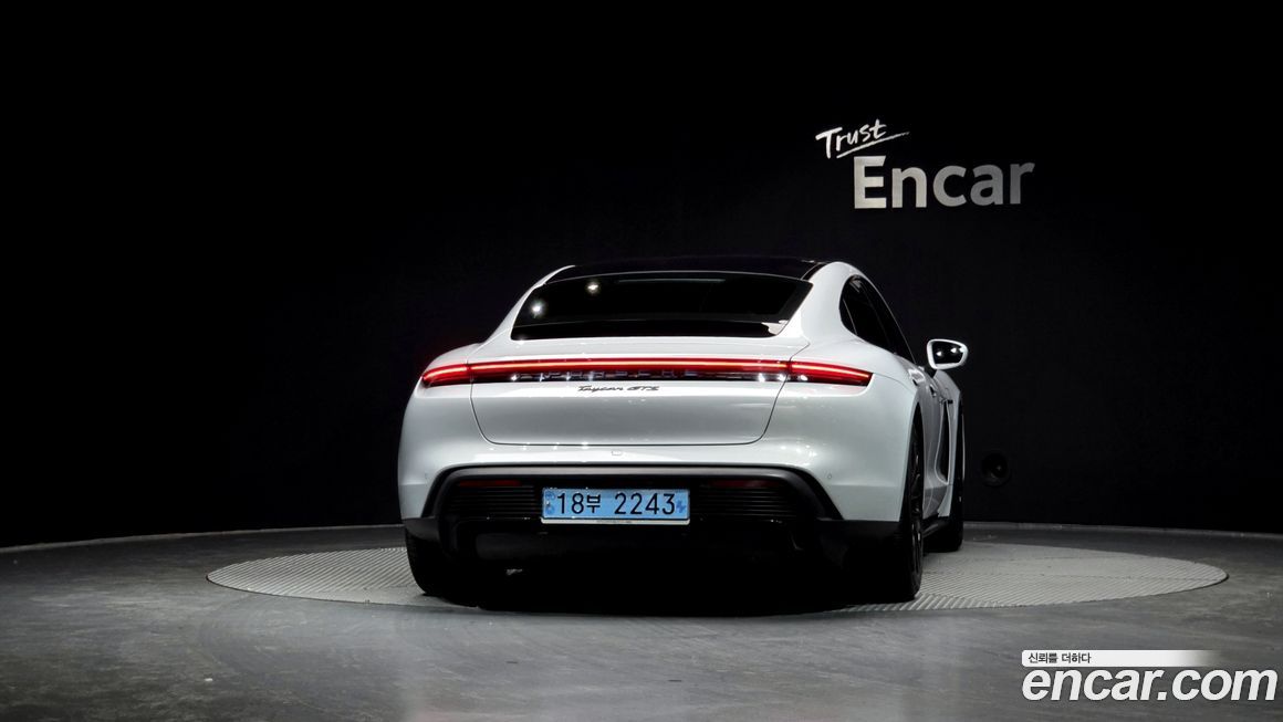 Porsche Taycan 2023