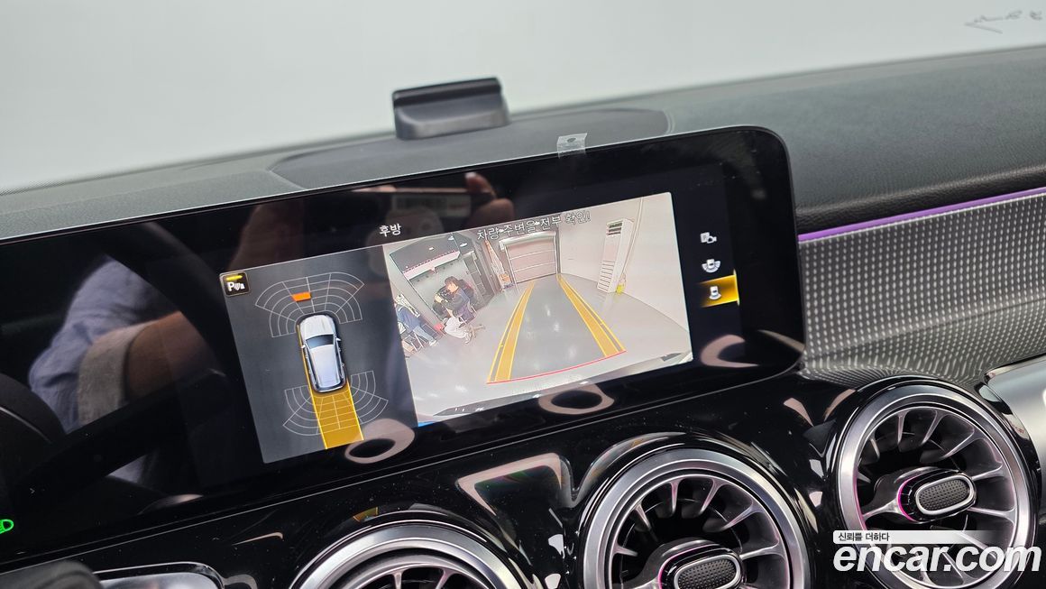 Mercedes-Benz GLB-Class 2023