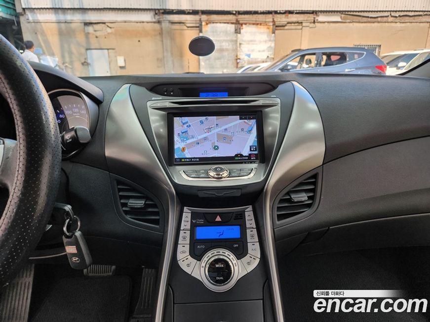 Hyundai AVANTE 2012