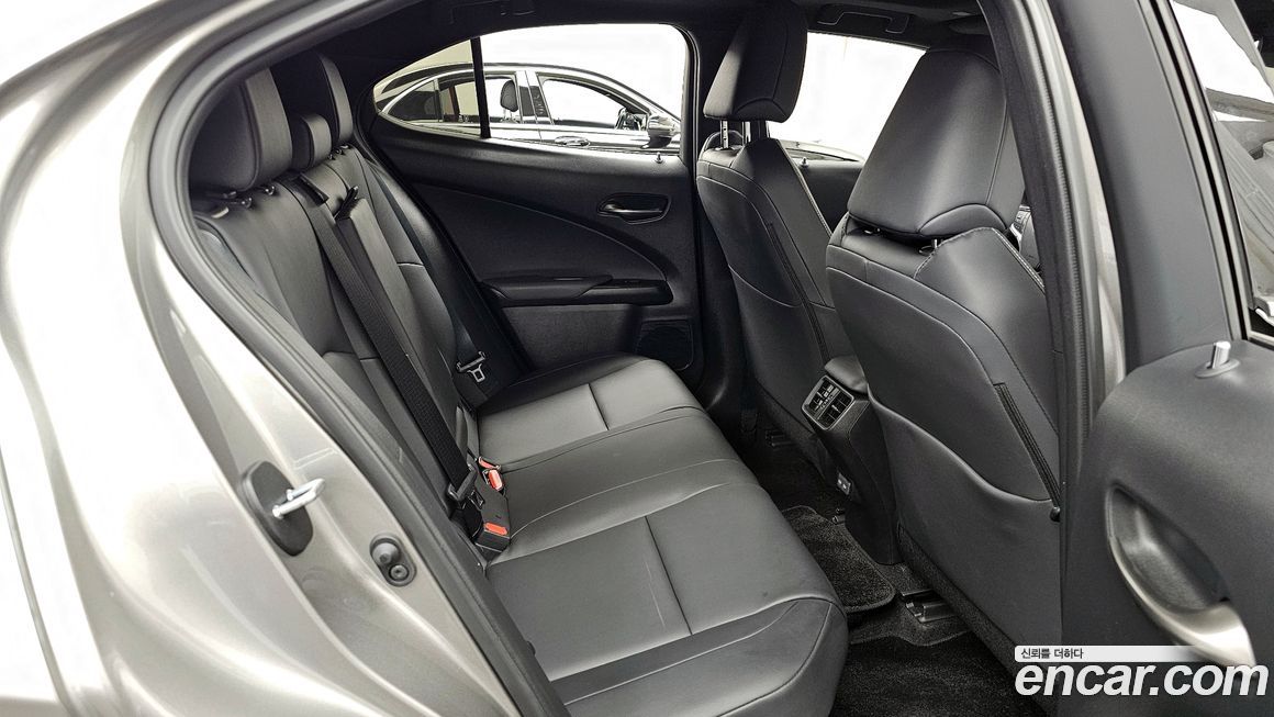 Lexus UX 2025