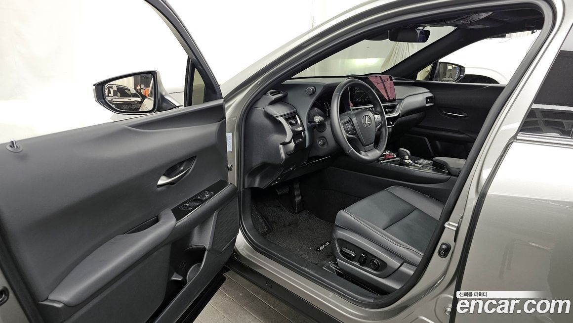 Lexus UX 2025
