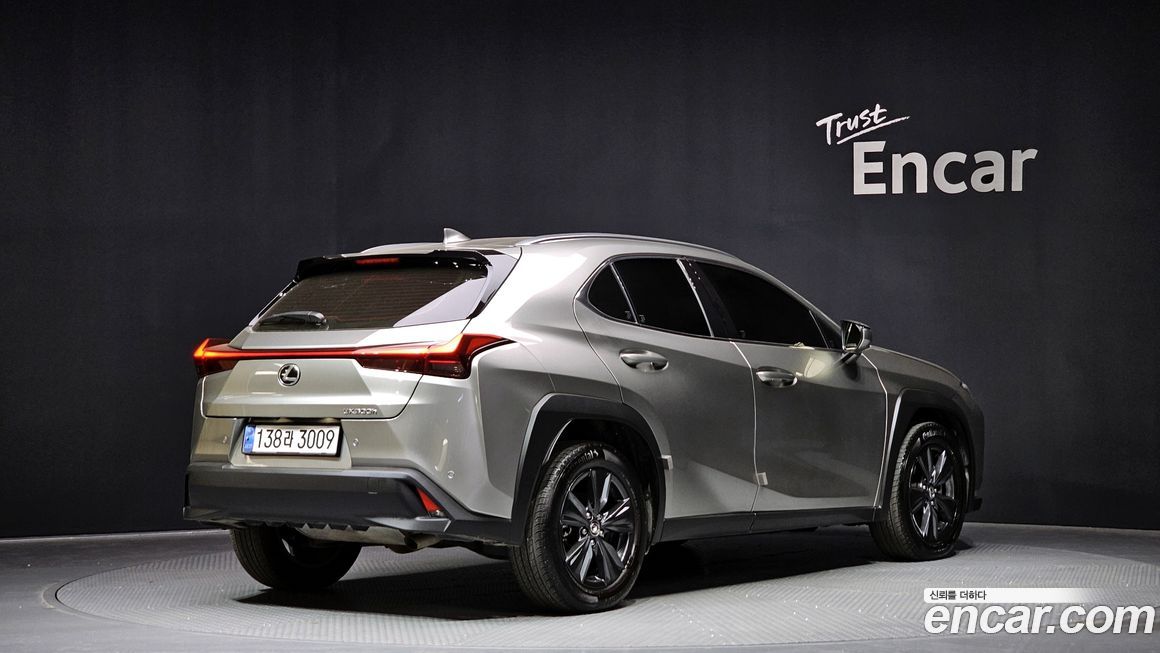 Lexus UX 2025