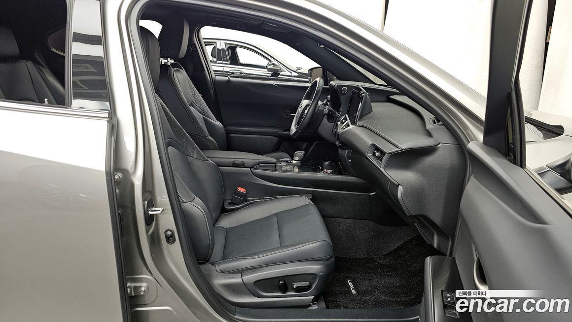 Lexus UX 2025