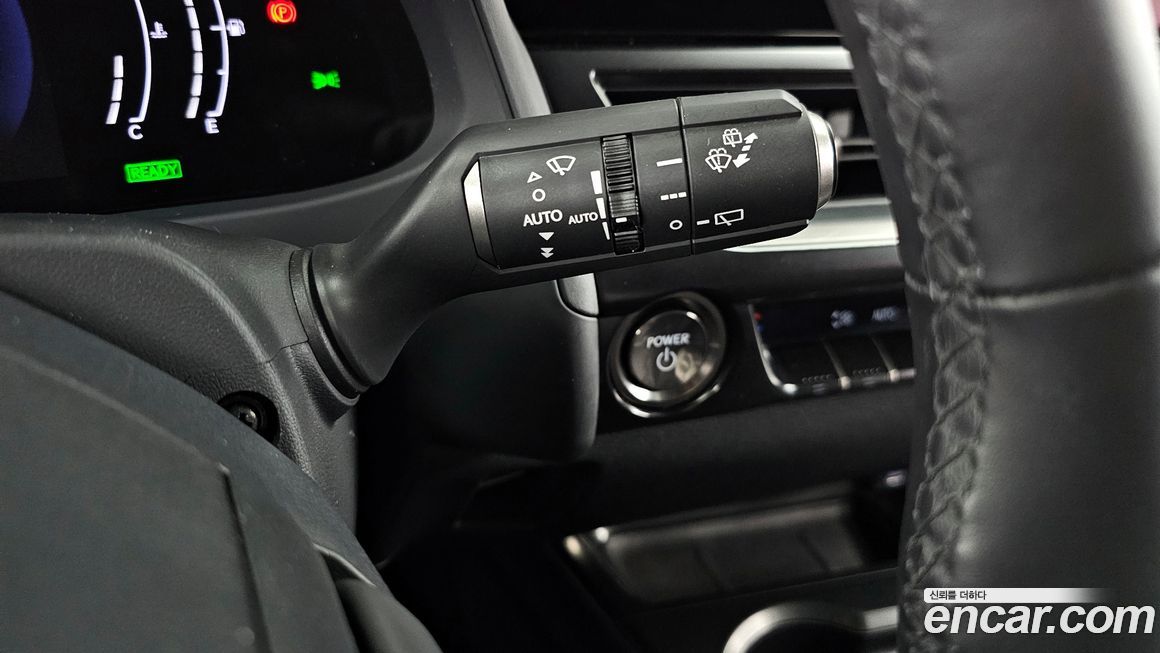 Lexus UX 2025