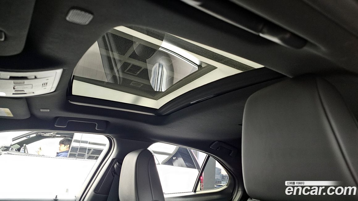 Lexus UX 2025