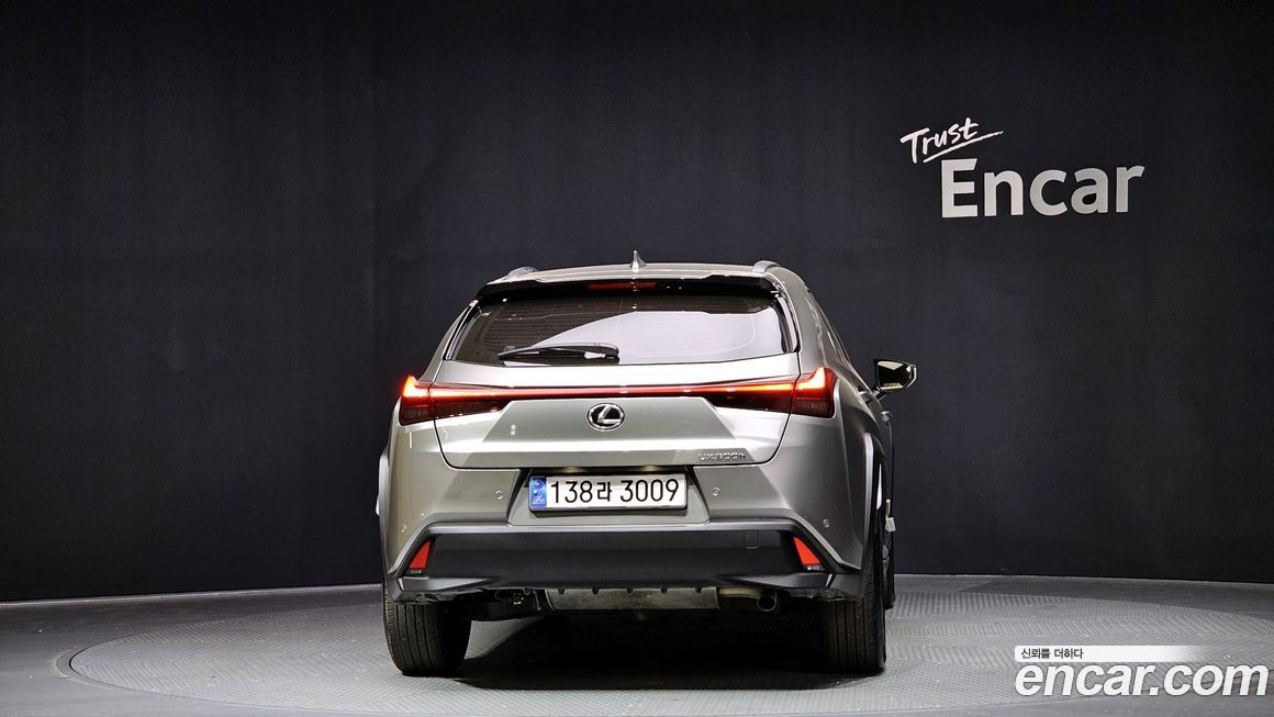 Lexus UX 2025