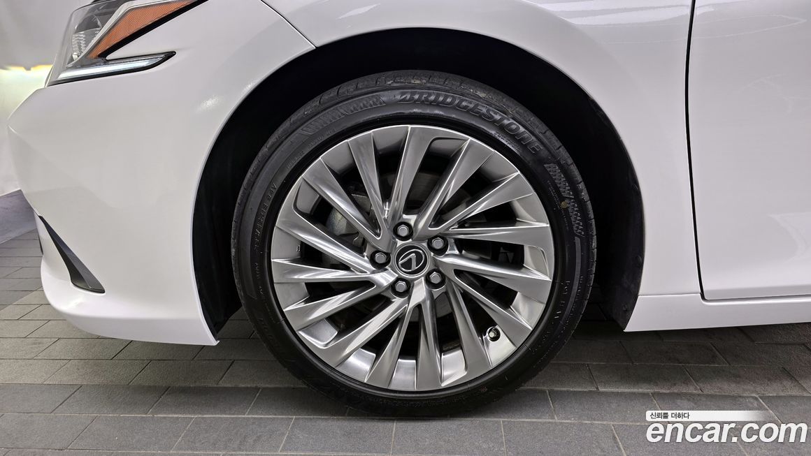 Lexus ES 2023