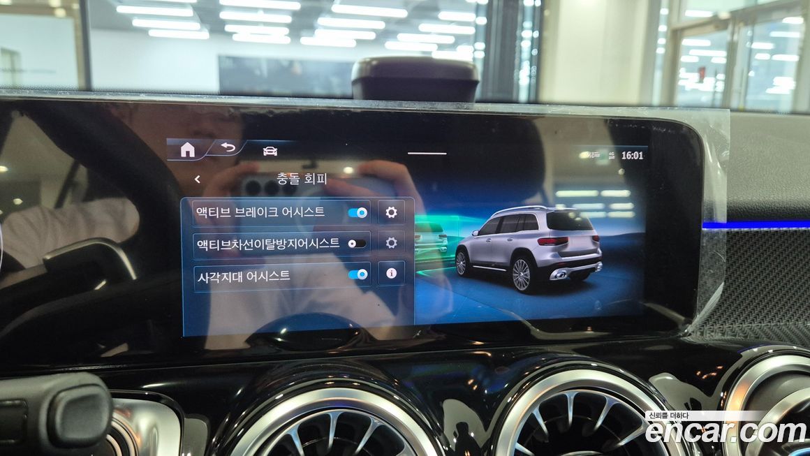 Mercedes-Benz GLB-Class 2025