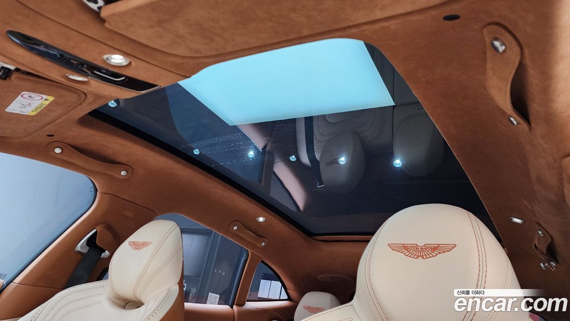 Astonmartin DBX 2021