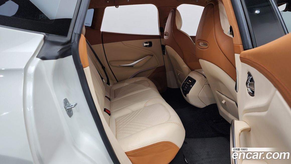 Astonmartin DBX 2021