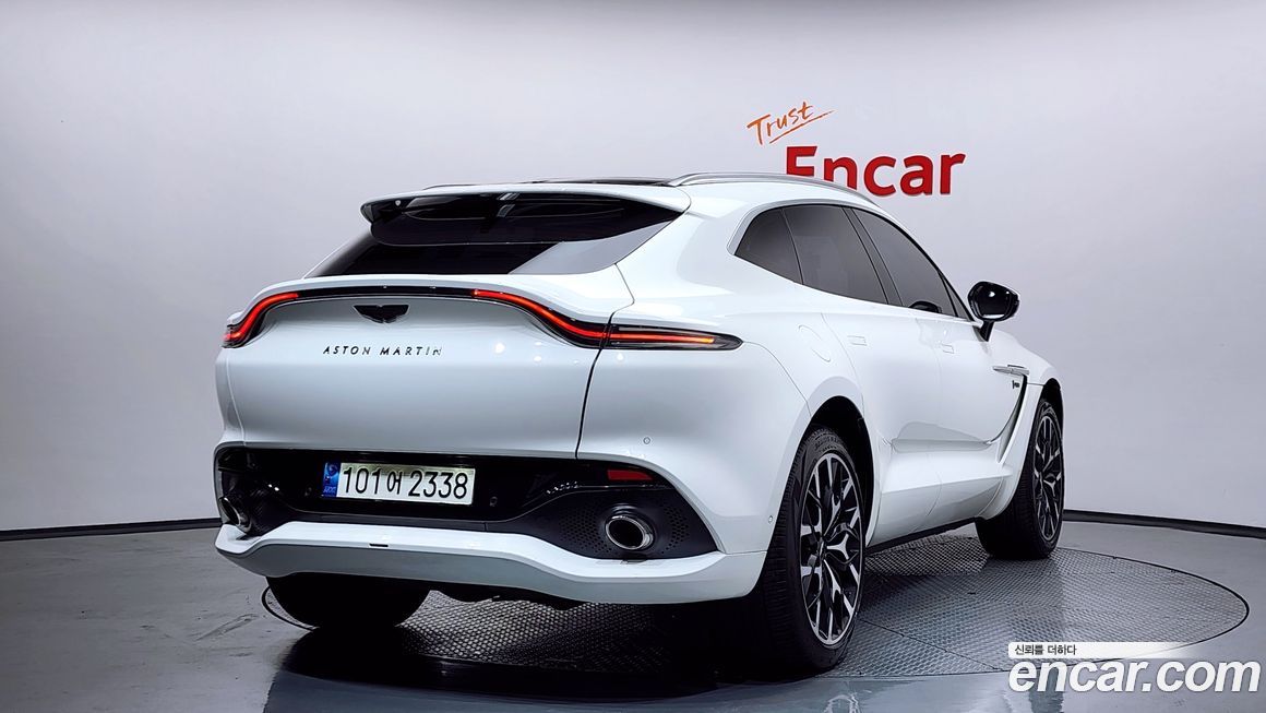 Astonmartin DBX 2021