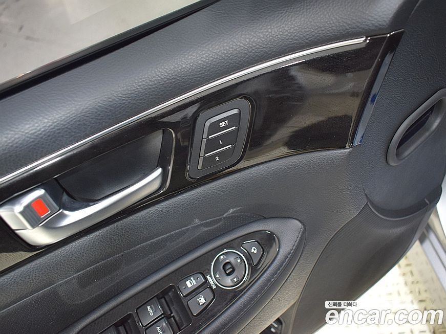 Hyundai Genesis 2012