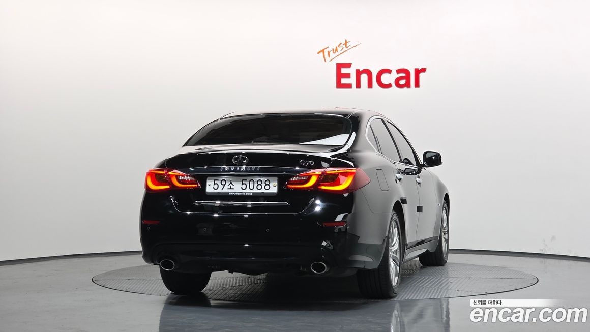 Infiniti Q70 2019