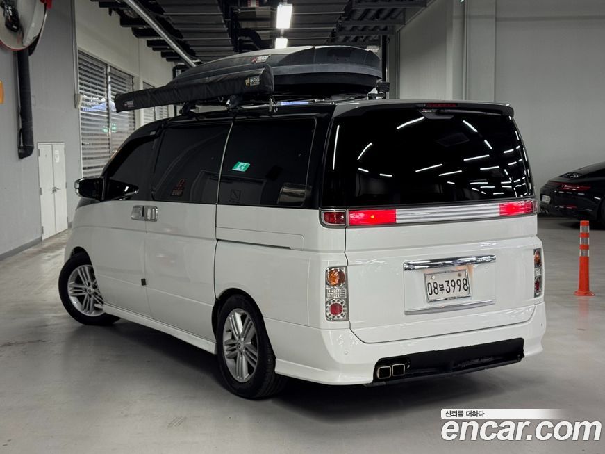 Nissan Elgrand 2004
