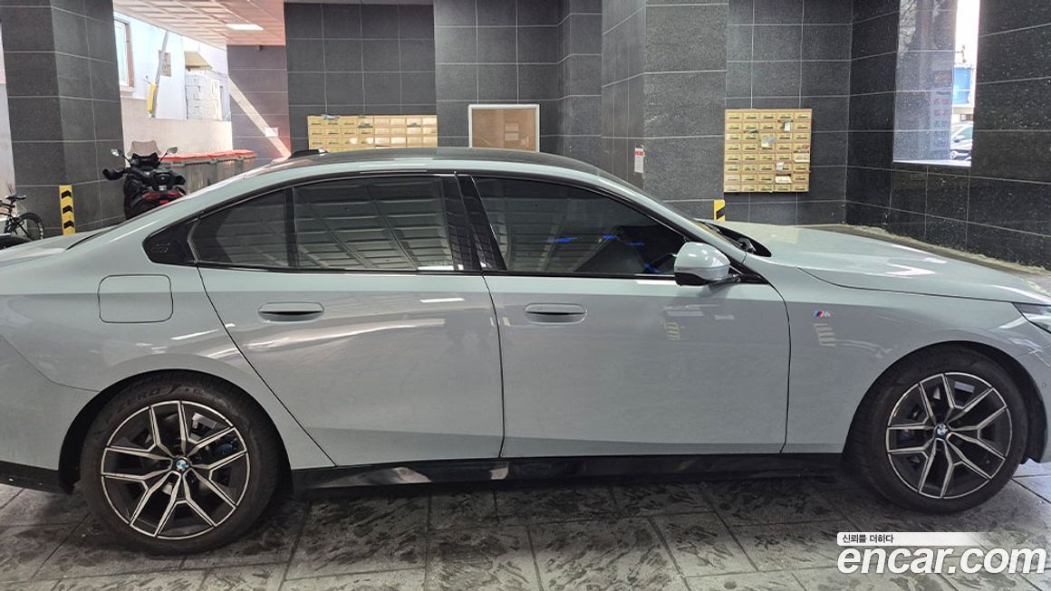 BMW 5-Series 2025