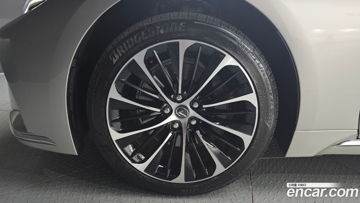 Lexus LS 2023