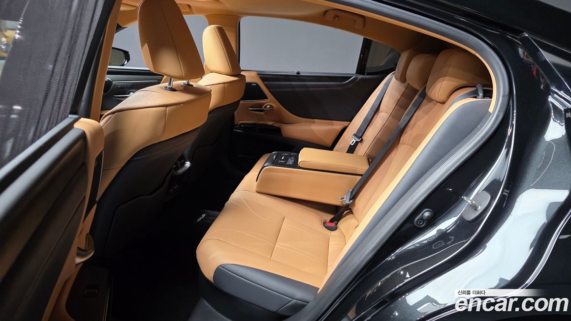 Lexus ES 2025