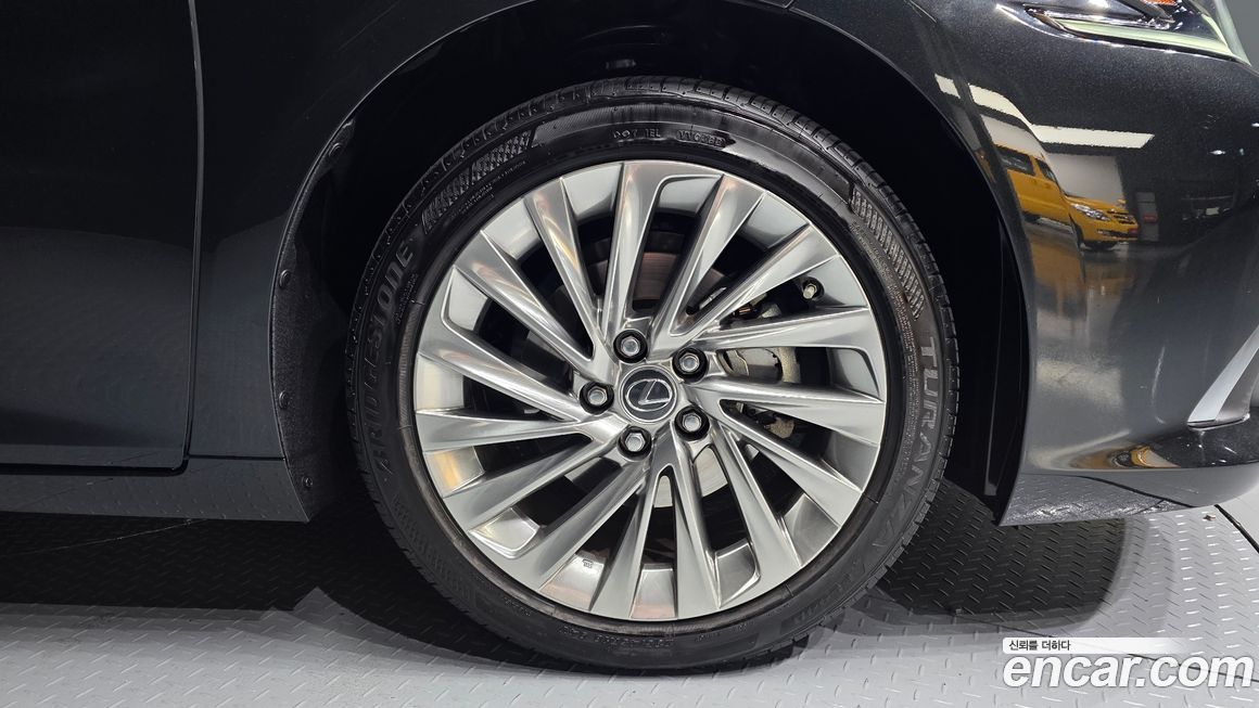 Lexus ES 2025