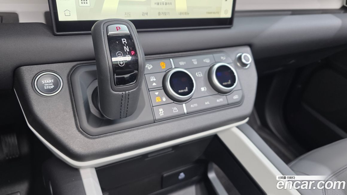 Land Rover Defender 2025