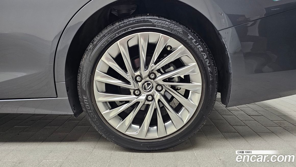 Lexus ES 2025
