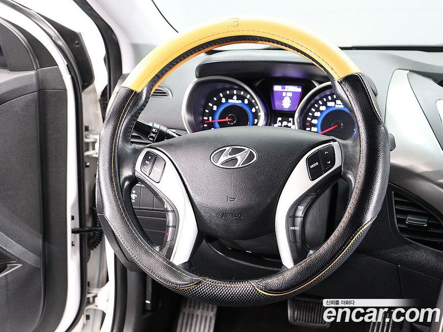 Hyundai AVANTE 2012